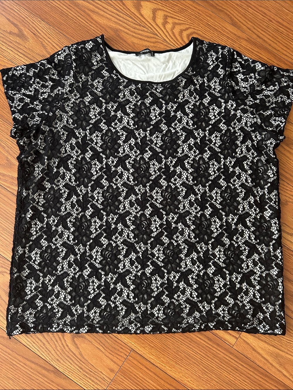 Premise studio woman Black floral Lace Overlay Short Sleeve Tee wh white lining